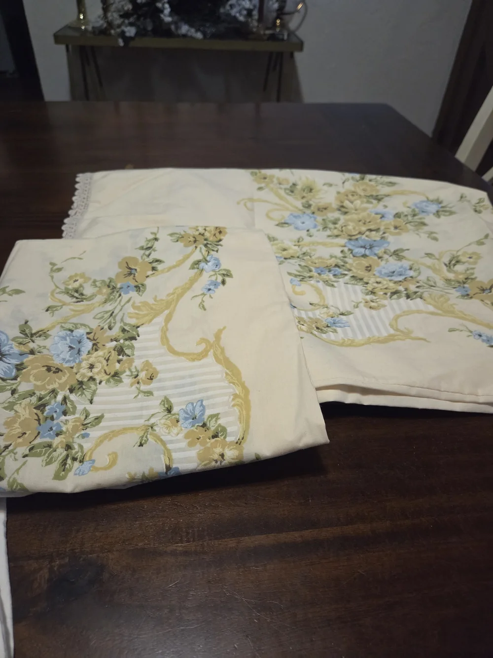 2 VTG UTICA  FLORAL STANDARD PILLOWCASES 1 Embellished Case